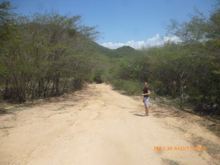 este es el camino que nos conduce al salto de la peña