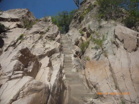 estas son las escaleras que nos permiten a observar este sitio turistico como es el salto 