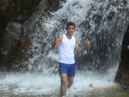 despues de un duro trabajo y largo camino estoy disfrutando de un buen baño en el salto de la peña 